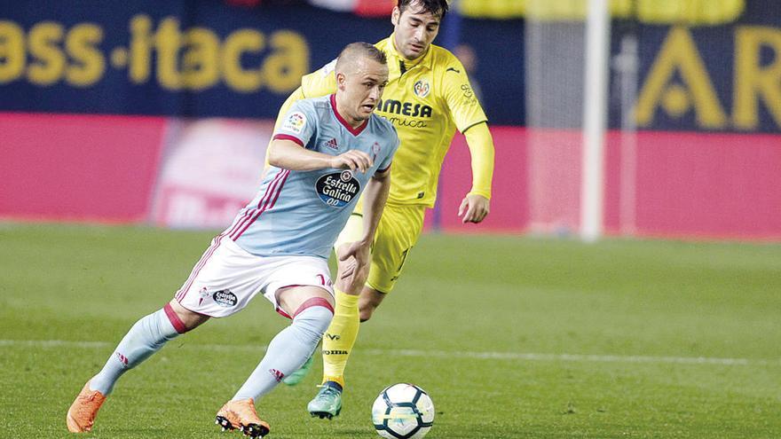 Lobotka corre perseguido por Trigueros en el partido de la primera vuelta. // LOF