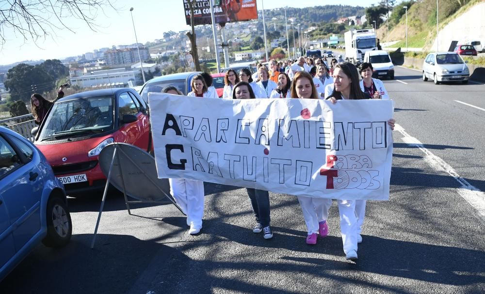 Trabajadores del Materno se movilizan para pedir mas plazas de aparcamiento.