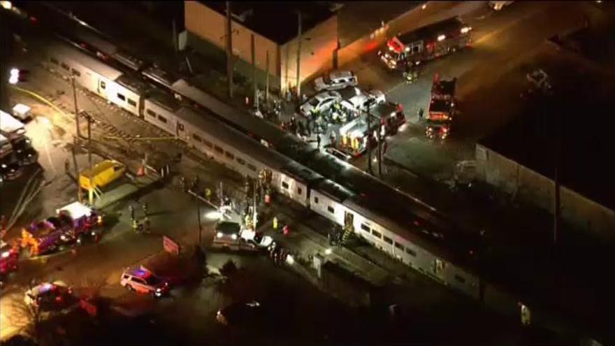 Tres muertos tras un choque de dos trenes y un coche en Nueva York