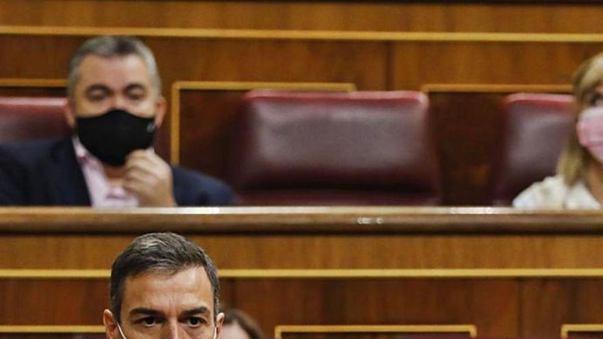 Sánchez y la vicepresidenta Carmen Calvo, ayer, en el Congreso.