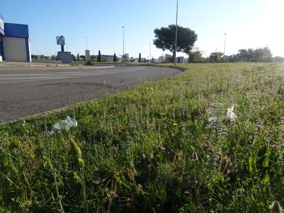 Guants i mascaretes llançats per terra, un risc no només sanitari sinó mediambiental