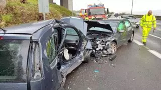 Una herida en una colisión de dos vehículos en el "punto negro" del enlace de la autopista en Domaio