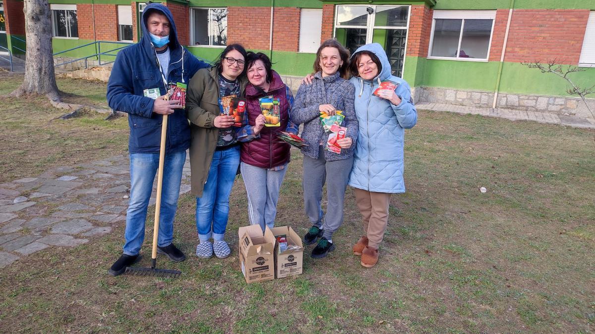 Parte del grupo con las semillas que recibieron ayer para iniciar los cultivos.