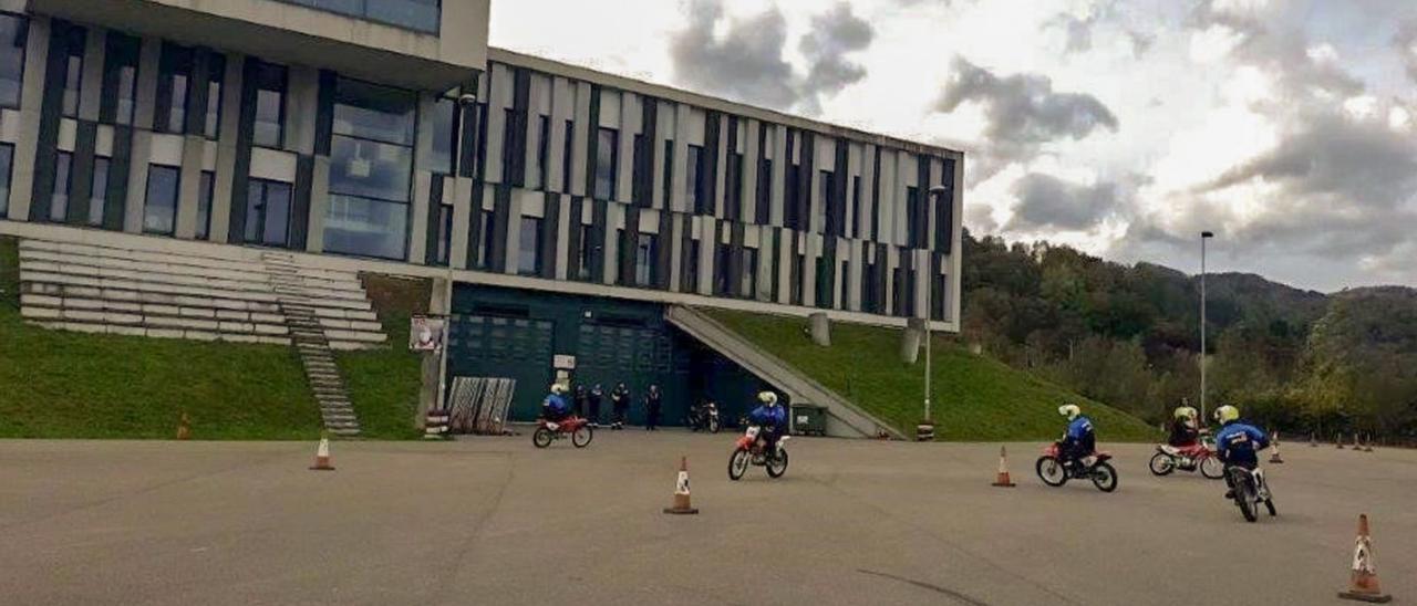 Los agentes durante una de las prácticas, en las instalaciones del circuito de Cisvial. | LNE