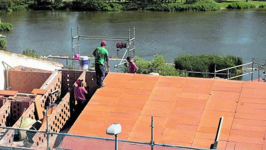 Obreros trabajan en una vivienda.