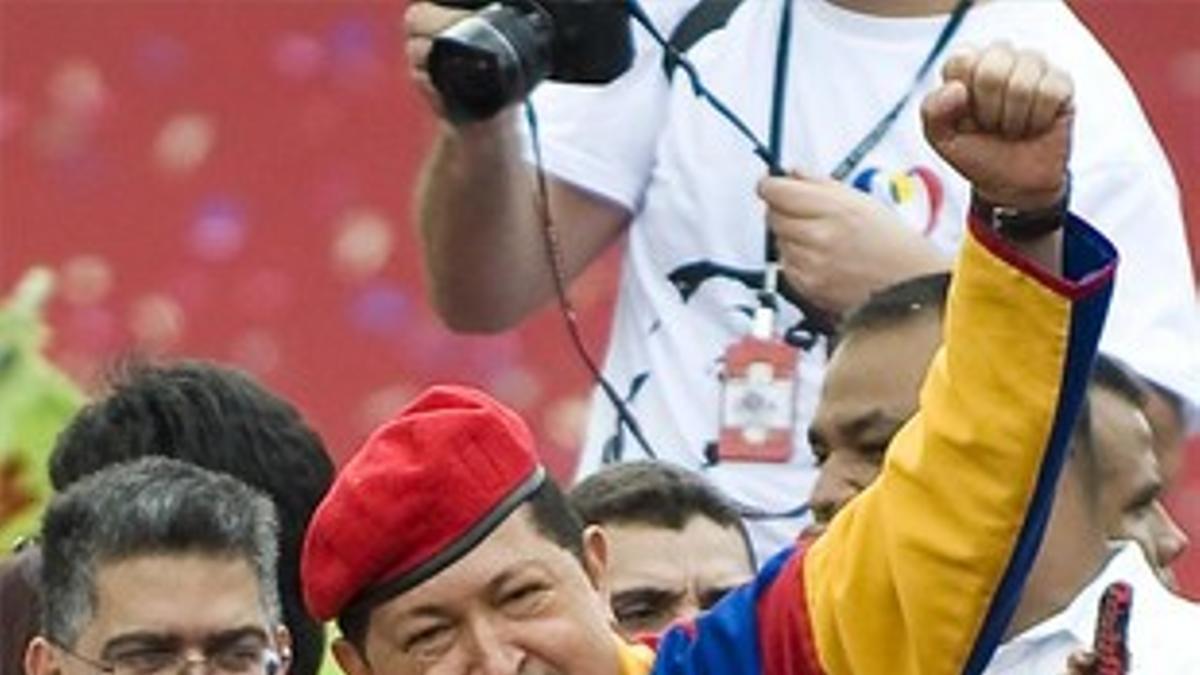 Hugo Chávez saluda a sus seguidores el pasado 8 de enero.