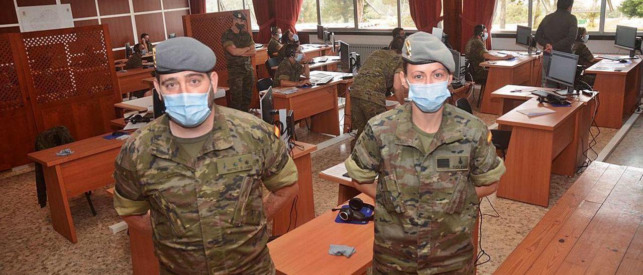 El capitán Santiago Martínez y la sargento Toledo Cortés ayer con su equipo de rastreo.