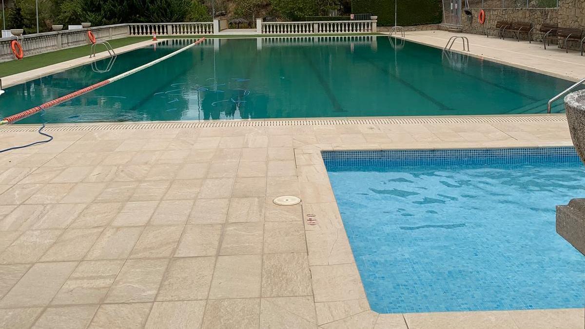 Imatge de la piscina gran, tèrbola, al costat del vas petit, net, aquest dimecres