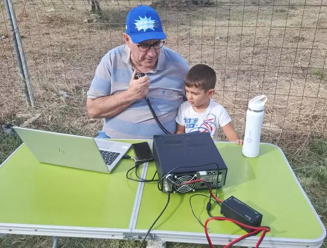 Radioaficionados de la Safor en la era de las nuevas tecnologías: "Somos pocos, pero aquí seguimos, tuvimos un papel importante en la dana o en el apagón"