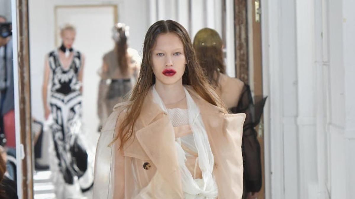 Maison Margiela exhibe su colección de Alta Costura dos días después del fallecimiento de su cofundadora