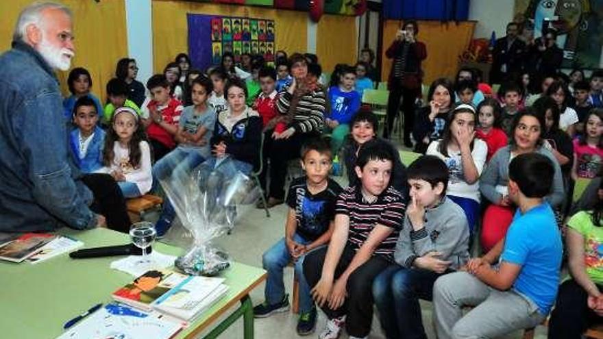 Moure dirigiéndose a los alumnos del centro. // Iñaki Abella
