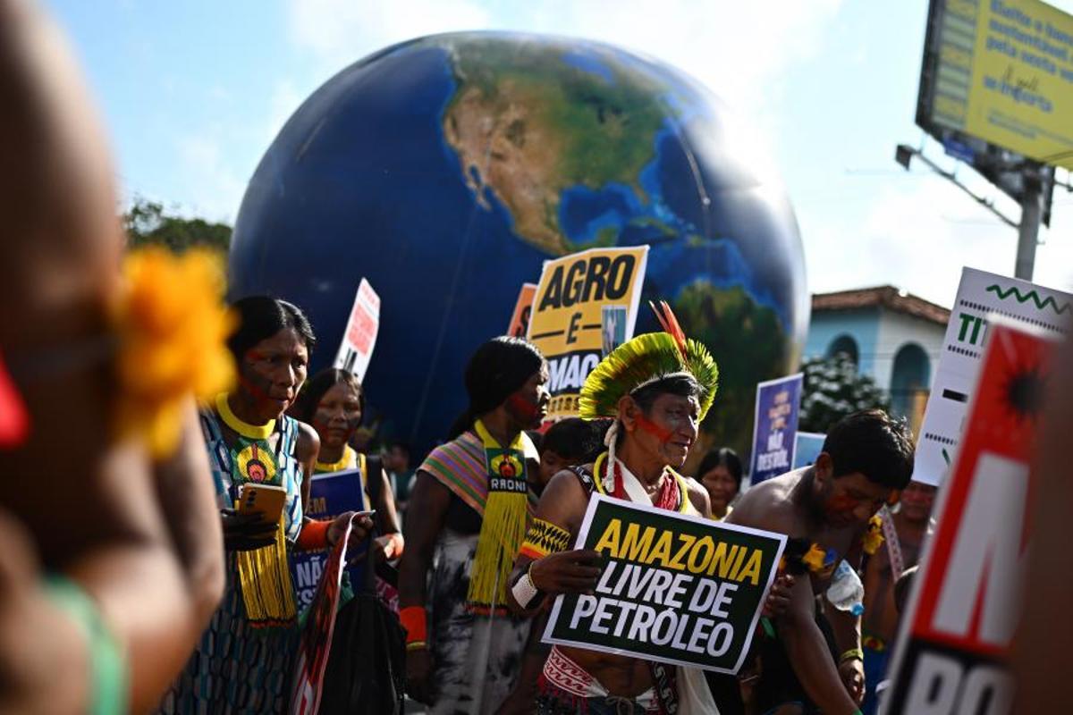 Manifestantes llenan las calles de Belém para reclamar mayor ambición climática en plena COP30