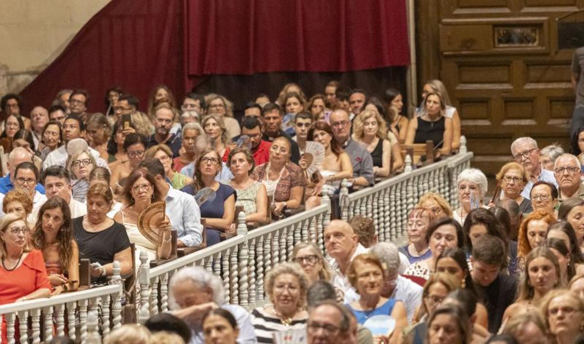 Público asistente a la jornada inaugural del Misteri d'Elx de este agosto en la basílica de Santa María de Elche