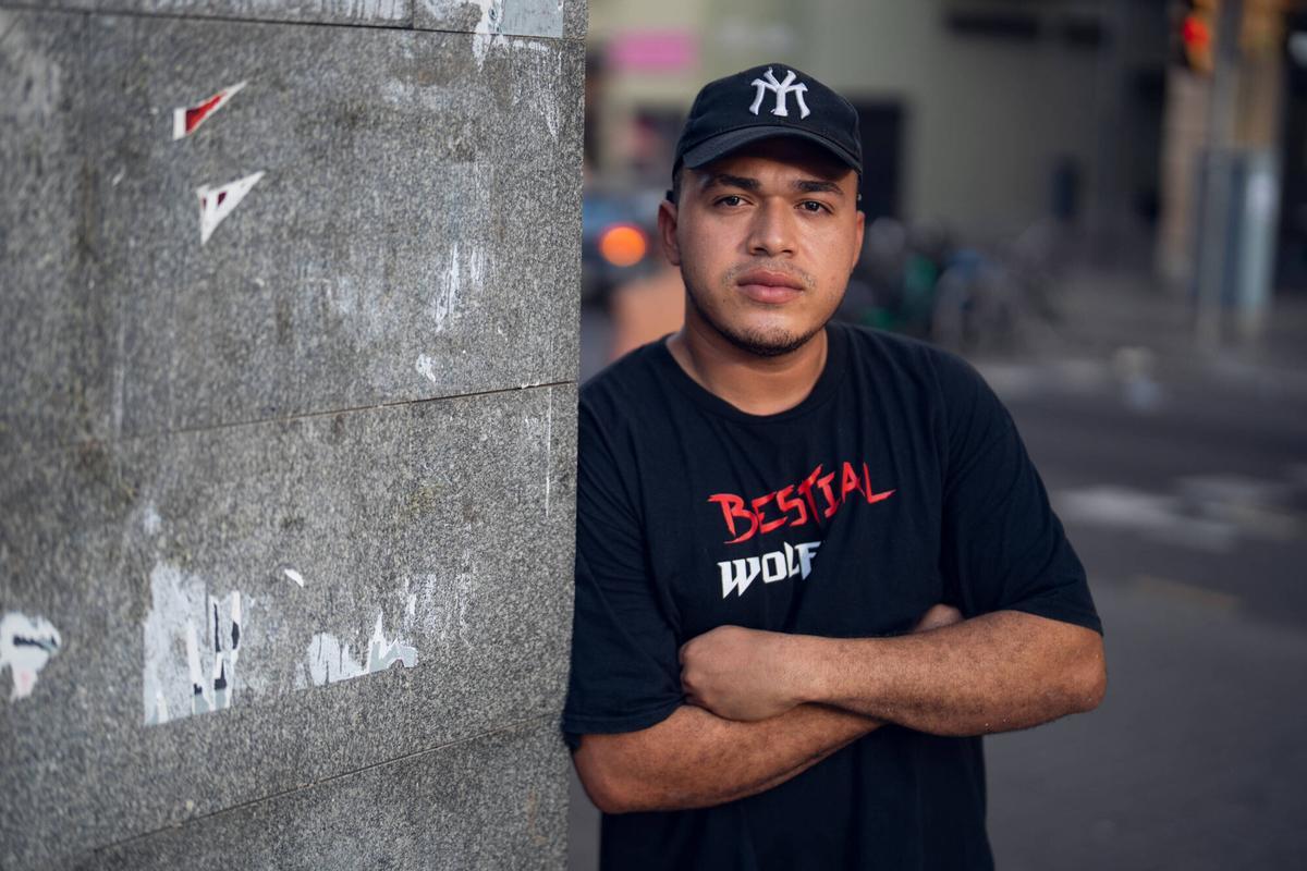 L’Hospitalet de Llobregat. Darien David, joven colombiano que no consiguió empadronarse en una barraca en la que vivía en un huerto de Barcelona y que finalmente se empadronó en casa de un amigo en L’Hospitalet para poder acceder al proceso de regularización. 18 de agosto de 2026. Sociedad. AUTOR: ZOWY VOETEN