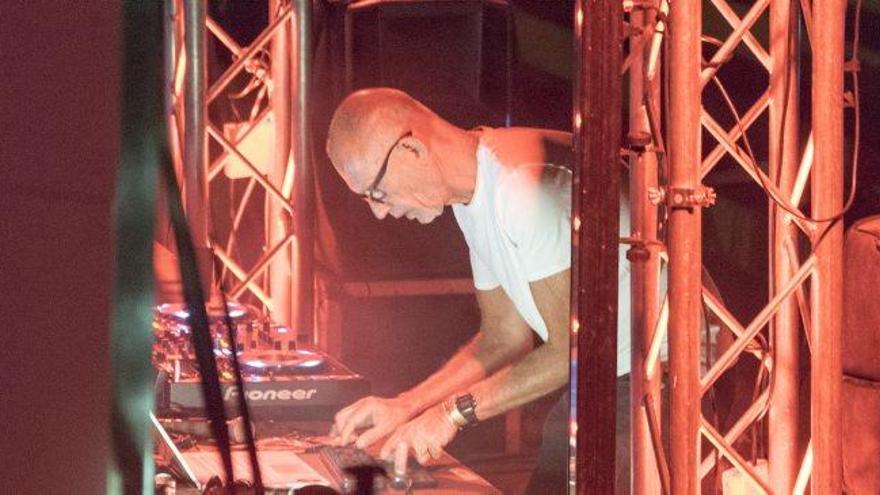 El veterà i reconegut DJ Alexander Robotnick punxant dissabte a la nit