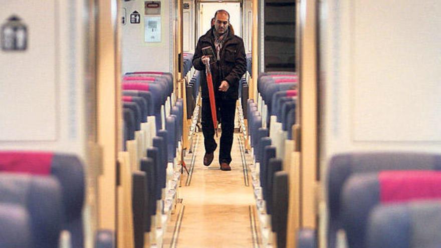 Los vagones iban casi vacios en el Avant de las 7 de la mañana.  // Iñaki Osorio