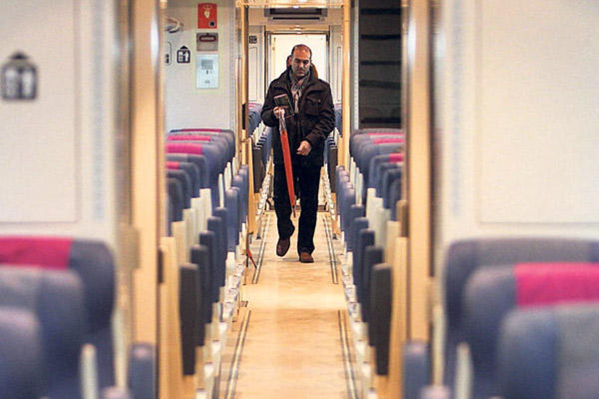 Los vagones iban casi vacios en el Avant de las 7 de la mañana.  // Iñaki Osorio