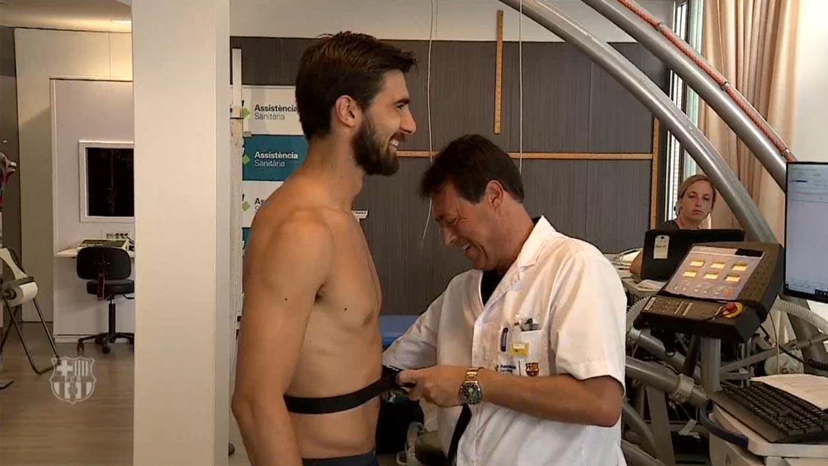 Los jugadores del Barça pasan la revisión médica.