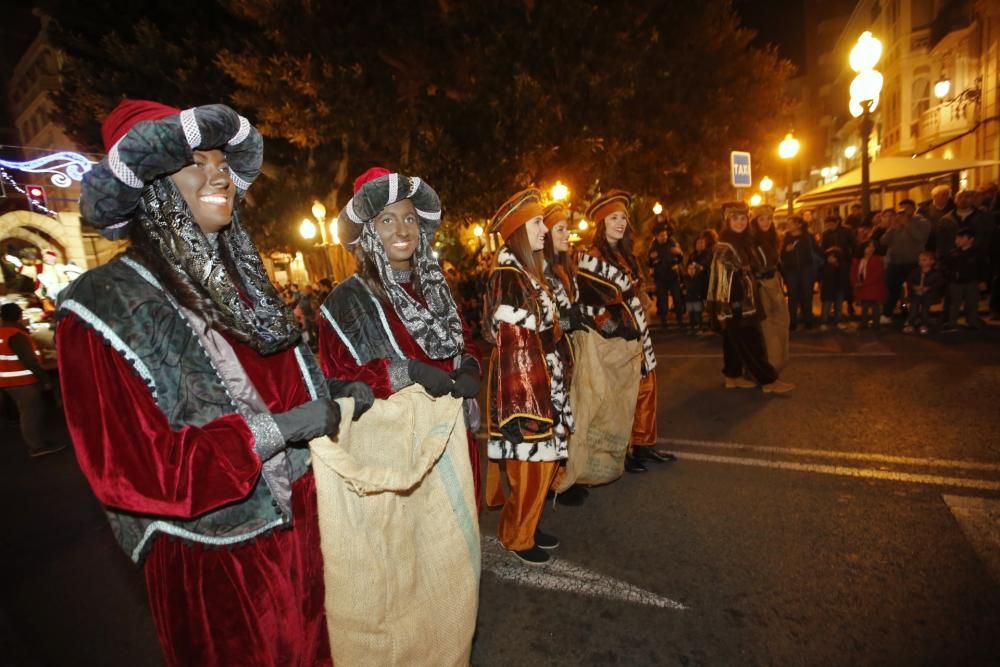 Los carteros reales desfilan por Alicante