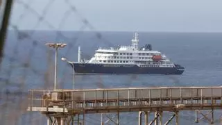 En directo | El crucero MV Hondius entra en el puerto de Granadilla, en Tenerife