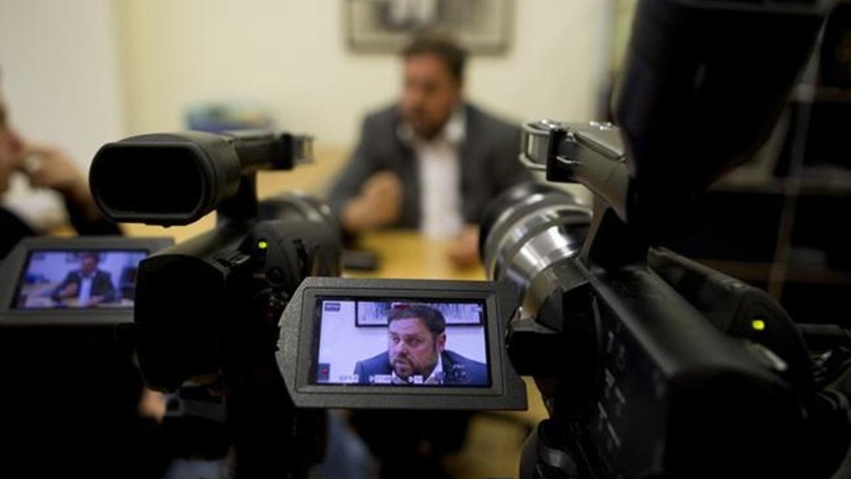 El presidente de ERC, Oriol Junqueras, al fondo, en la sede de su partido en Barcelona. ALBERT BERTRAN