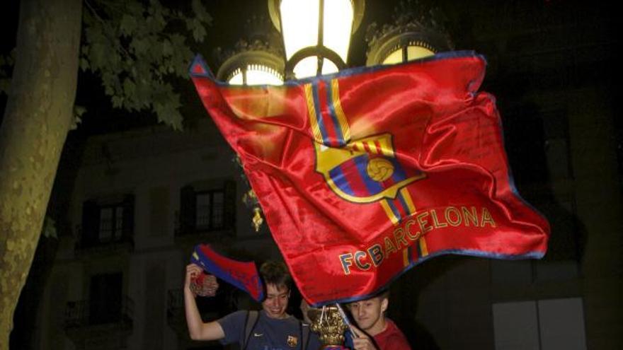 La afición del F.C. Barcelona celebra la consecución del Campeonato de Liga en Canaletas, Barcelona, después de que el Villarreal CF derrotara al Real Madrid por 3-2, esta noche, en el estadio de El Madrigal, en Villarreal. EFE Toni Garriga