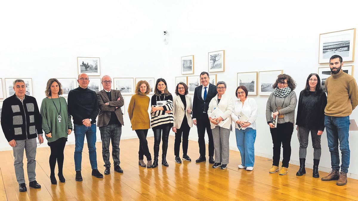 Fotografía de familia do conselleiro de Cultura, o director xeral de Cultura e o director do CGAC co persoal do centro museístico compostelán