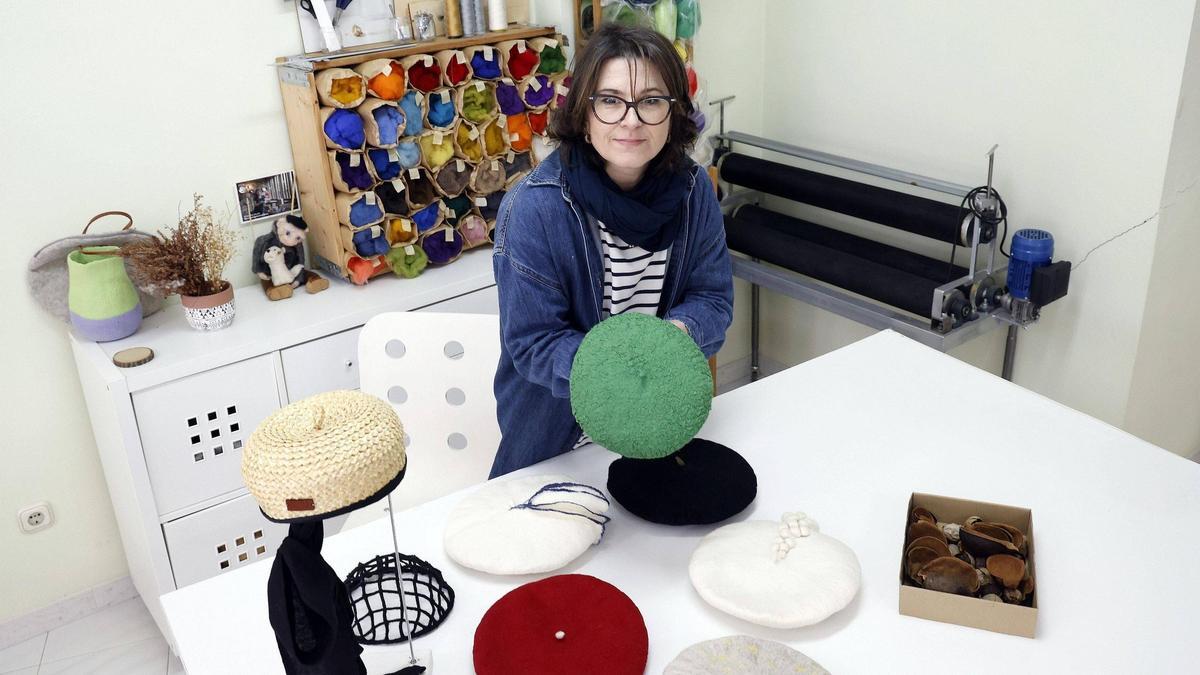 Sandra Vilas, de Boina Galega, en su taller de Santiago