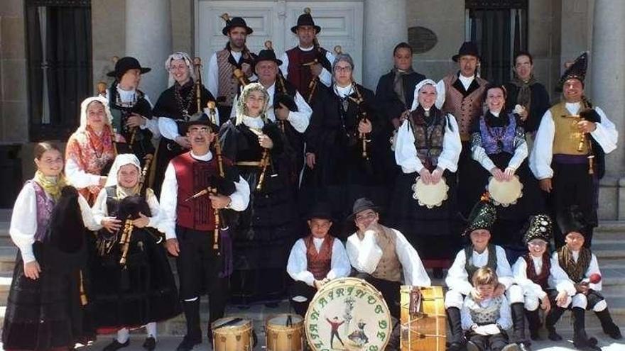 O grupo folclórico Airiños de San Xulián de Marín. // S.A.