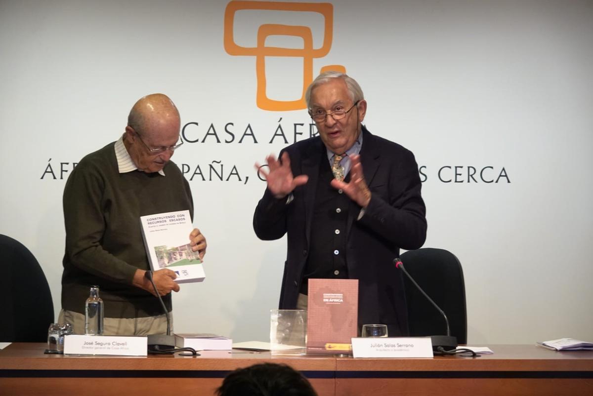 El director de Casa África, José Segura, junto al profesor emérito e investigador Julián Salas.