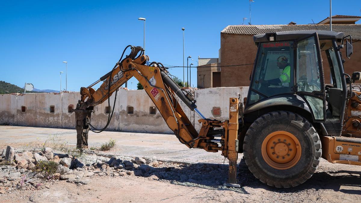Las máquinas ya se han puesto a trabajar para la construcción del nuevo aparcamiento en la Cossa.