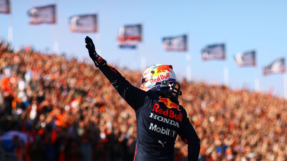 Max Verstappen saluda a sus fans tras conseguir la pole en Zandvoort