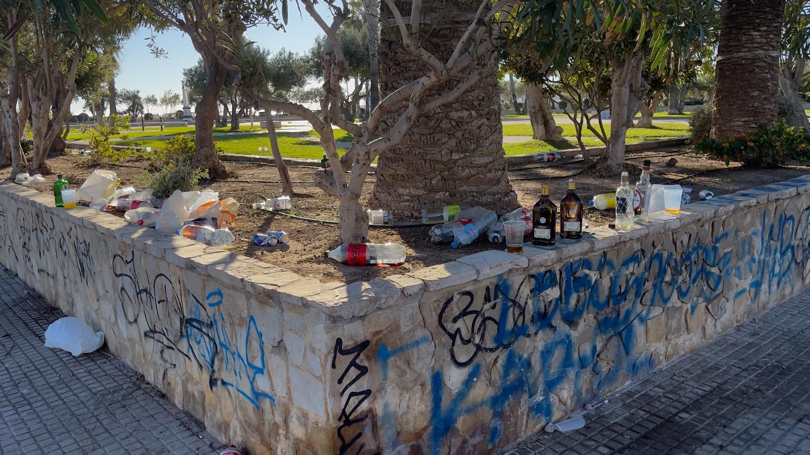 Restos del botellón de Nochebuena en Port de Sagunt