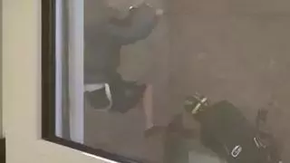 Un enfermo trata de escaparse del hospital descolgándose por una ventana y un bombero lo salva