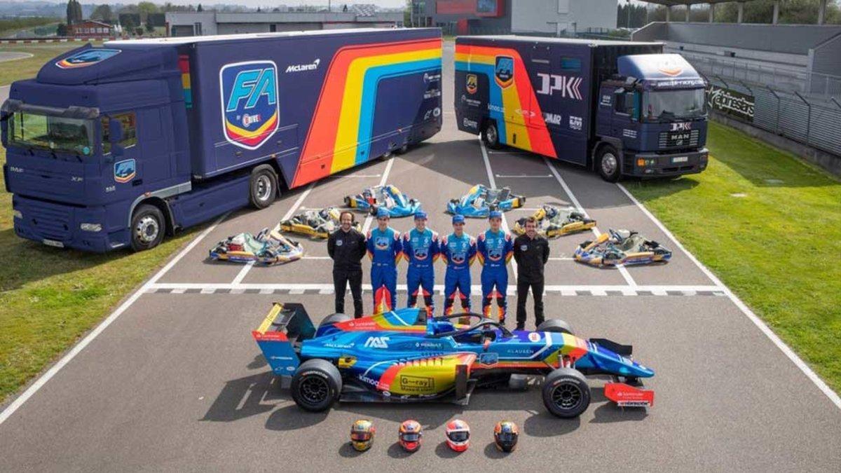 Alonso posa, junto a Miguel Angel de Castro y los pilotos en su circuito