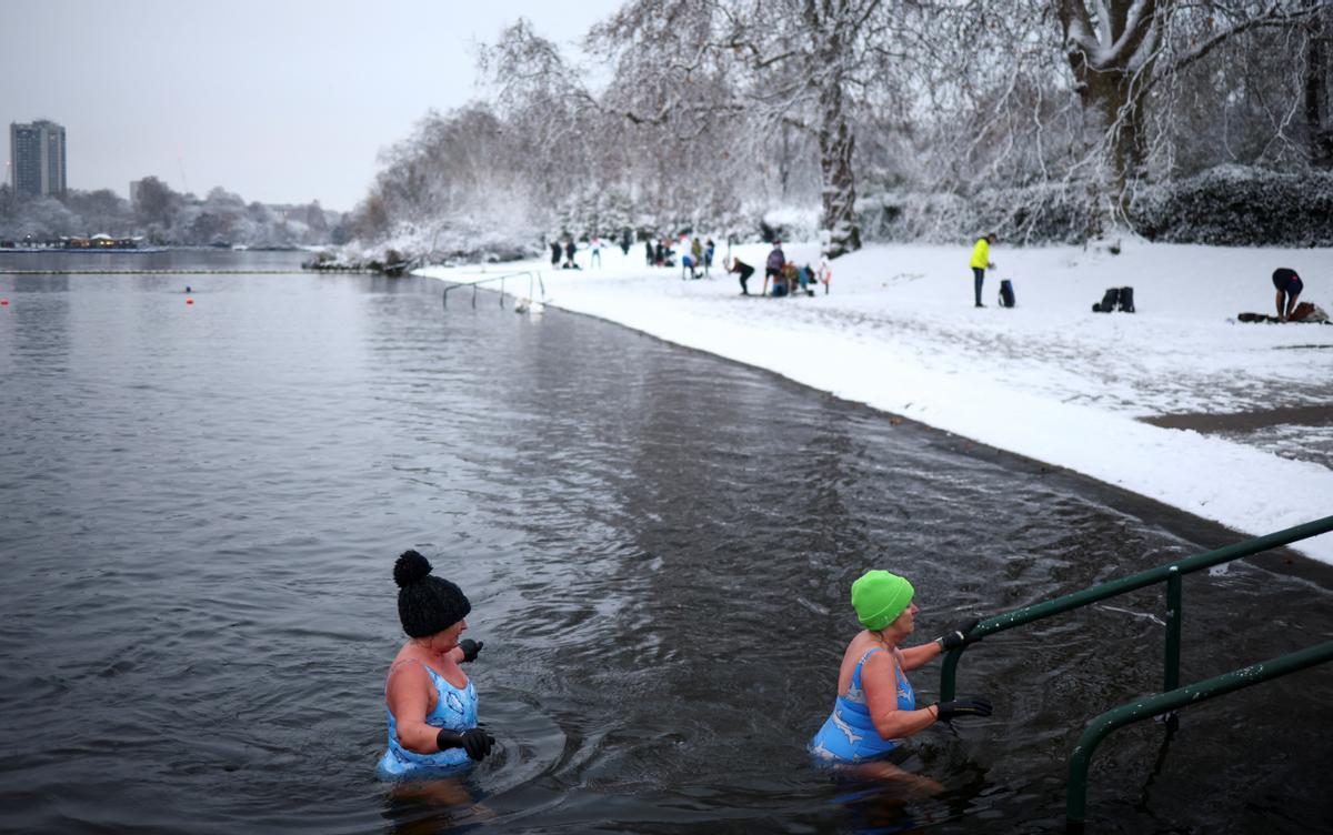 Baños helados en el lago Serpentine, en Londres