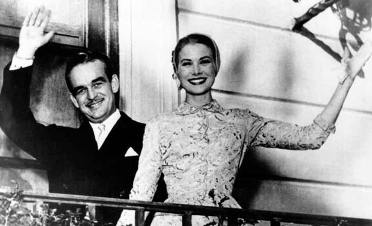 Rainiero de Mónaco y Grace Kelly. La corona costó a la estrella americana una carrera triunfal. Fue ponérsela, en abril de 1956, y no volver a actuar. Al menos ante las cámaras. Como a Lady Di, la muerte la pilló joven y en coche, para conmoción del mundo.