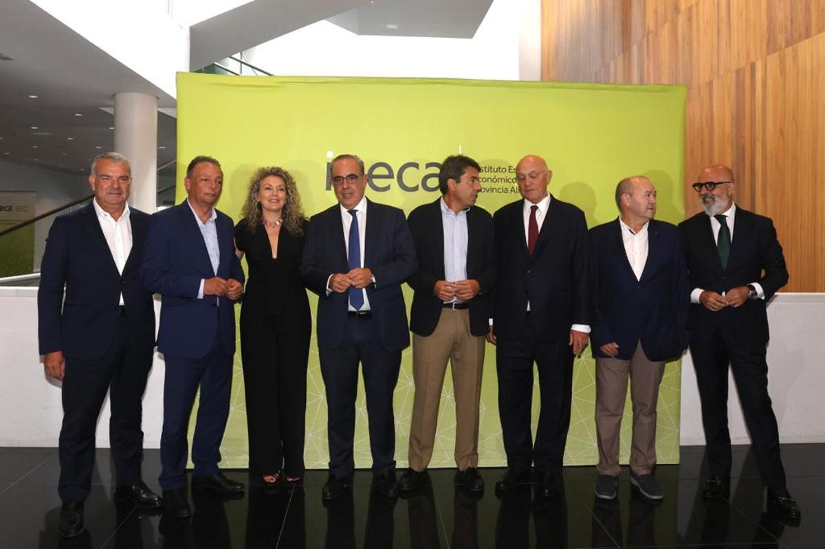 Fernando Canós, Salvador Navarro, Dolores Mejía, Nacho Amirola, Carlos Mazón, Josep Oliu, Joaquín Melgarejo y Miguel Quintanilla, en la asamblea de Ineca.