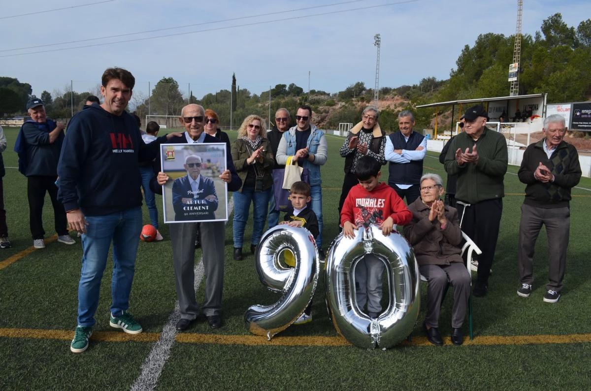 Foto del homenaje que le realizaron en febrero de 2025 a Arturo Clement por cumplir 90 años.