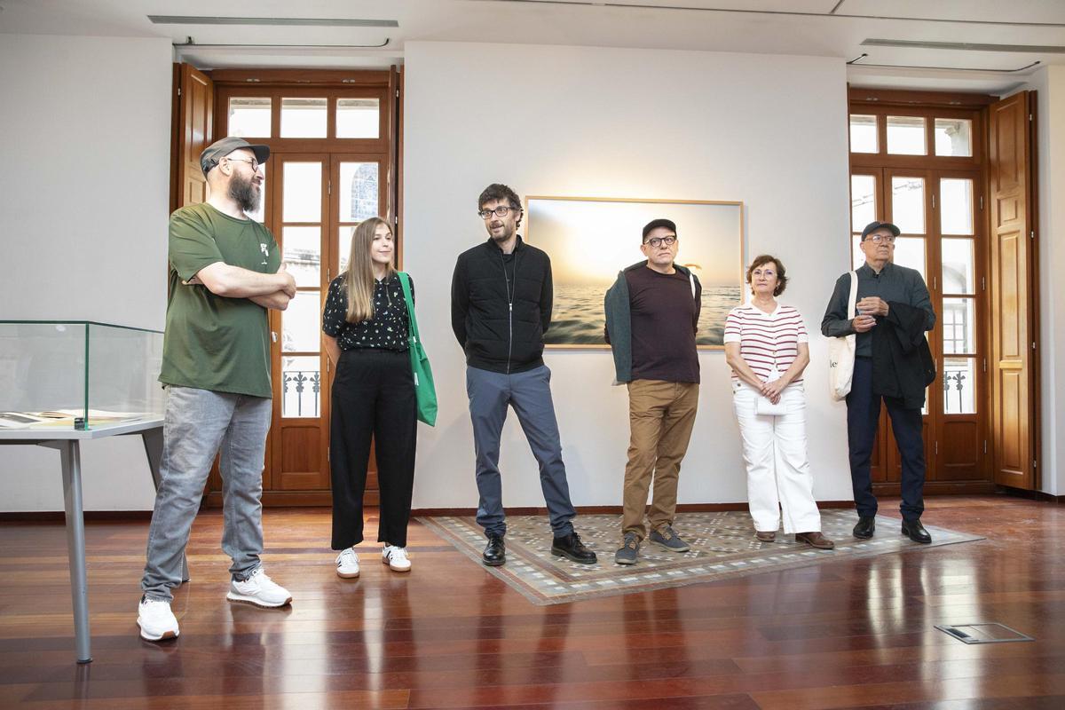 Imagen de la inauguración de la exposición de Paco Llop en la Llotja del Cànem con el equipo de Imaginària, su viuda Pilar Galdón, y Pep Benlloch.
