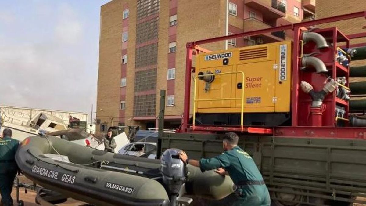 Rescatan los cadáveres del guardia civil y la pareja del teniente en el garaje del cuartel de Paiporta