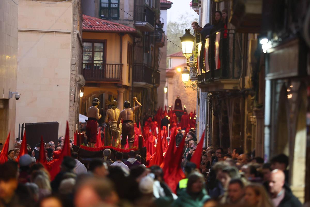EN IMÁGENES: La multitudinaria prcesión de San Pedro en Avilés