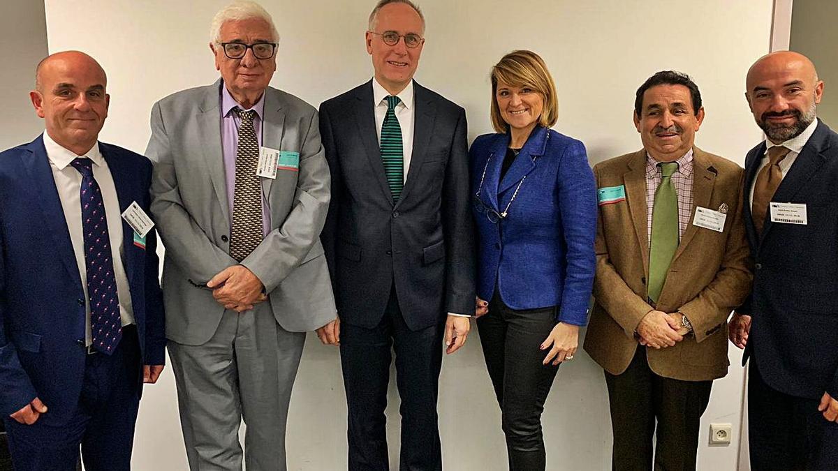 En el centro, Miguel Buades, Joachin Luecking (Comisión Europea) y Rosa Estaràs, en Bruselas. 