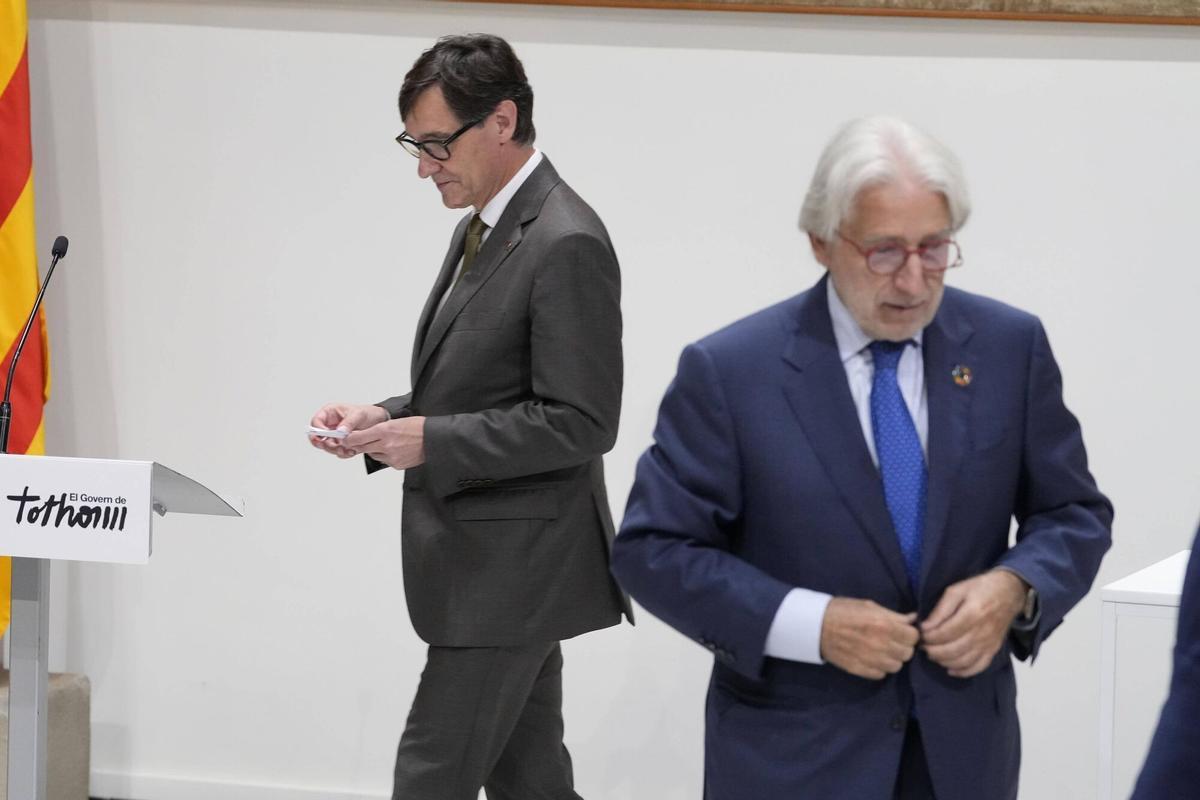 El presidente de la Generalitat, Salvador Illa (izquierda), y el presidente de Foment del Treball Josep Sánchez Llibre (derecha), en un acto en el Palau.