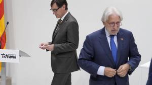 El presidente de la Generalitat, Salvador Illa (izquierda), y el presidente de Foment del Treball Josep Sánchez Llibre (derecha), en un acto en el Palau.