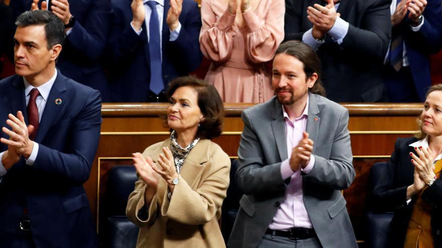 Pablo Iglesias aplaude al Rey.