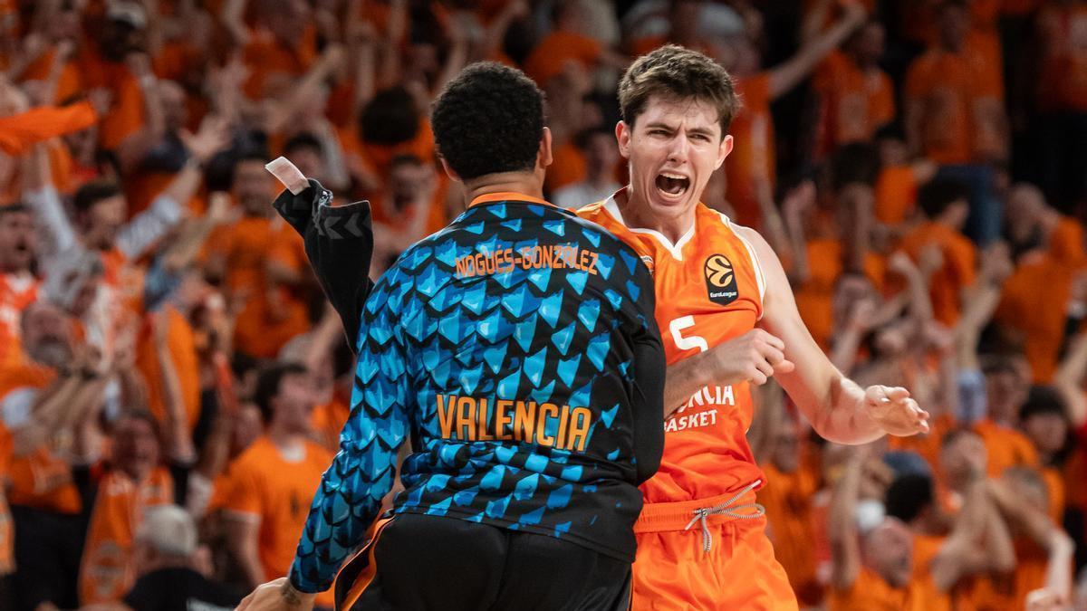 Isaac Nogués celebra con De Larrea la victoria en el Roig Arena