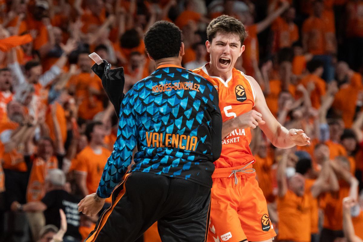 Isaac Nogués celebra con De Larrea la victoria en el quinto partido ante el Panathinaikos.