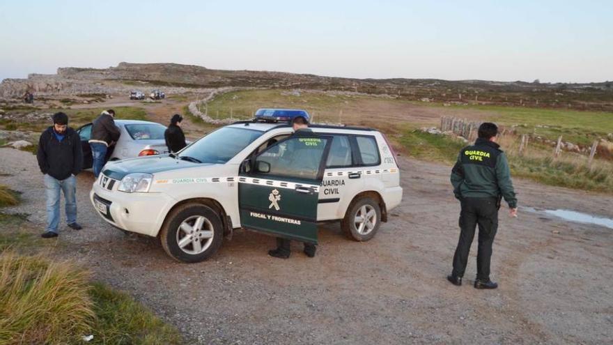 Agentes en los bufones de Pría, ayer, poco antes de que el dispositivo de búsqueda se retirase.