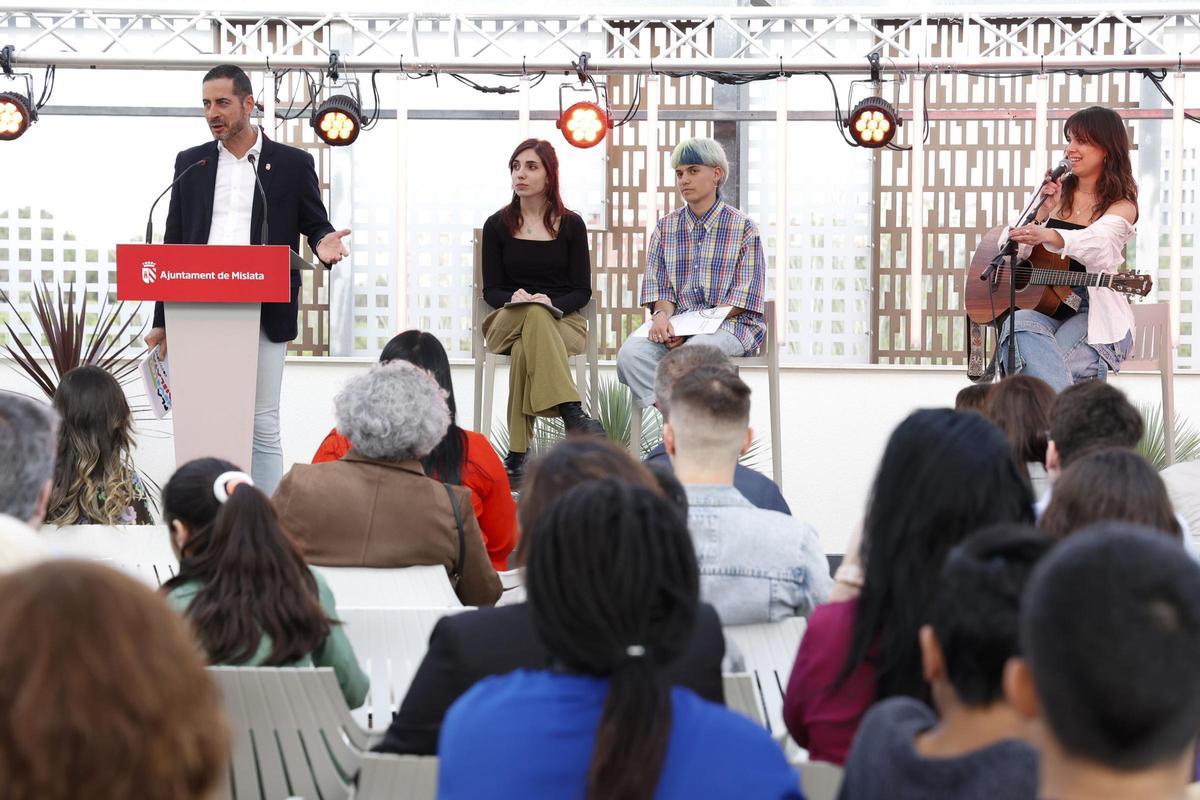 Carlos Fernández Bielsa con los poetas y la cantautora Esther durante la presentación